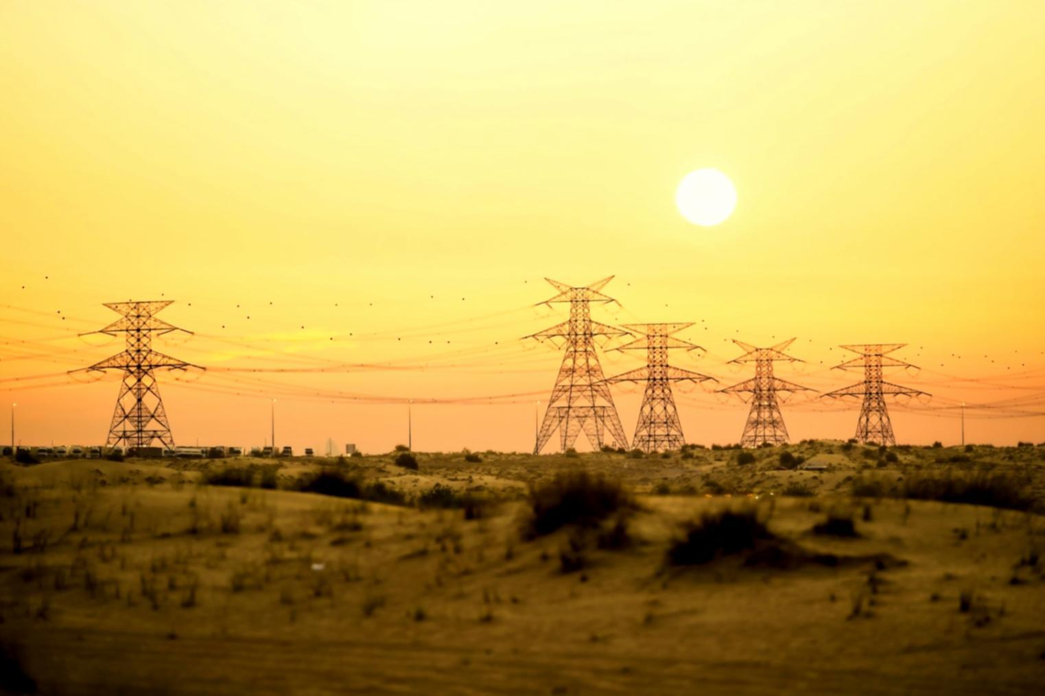 Participante revisando materiales de eficiencia energética tras completar el curso